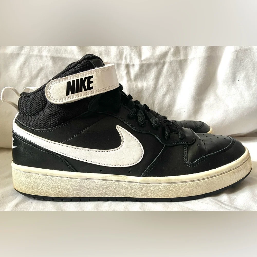 Nike Court borough Mid 2 Size 7Y. CD7782-010. EUC